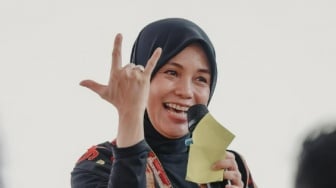 Siti Atikoh Dihampiri Tukang Ojek Perempuan, Nangis-nangis Curhat Gaptek Hingga Sulit Dapat Kerja: Ini PR Kita!