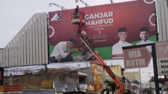 Melanggar Aturan, Bilbord Ganjar-Mahfud Dicopot Bawaslu Pandeglang