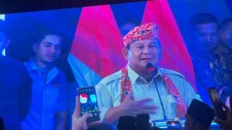 Diserbu Emak-emak saat Kampanye di Bengkulu, Momen Prabowo Banjir Keringat sampai Buka Tutup Kepala