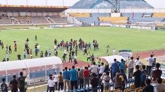 Detik-detik Laga PSPS Riau Vs Nusantara United Diwarnai Adu Jotos Suporter dan Petugas Lapangan