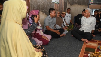 Calon presiden nomor urut 3 Ganjar Pranowo (kanan) berbincang dengan pemilih rumah Waidah (keempat kanan) dan keluarganya saat menginap di rumah warga di Tegal, Jawa Tengah, Rabu (10/1/2024). [ANTARA FOTO/Akbar Nugroho Gumay/nym]