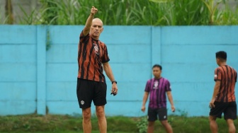 Arema FC Kebobolan dari Persikoba Kota Batu Meski Menang Besar, Valente Akui Faktor Lapangan