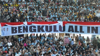 Ribuan relawan menghadiri konsolidasi pemenangan Prabowo-Gibran di Kota Bengkulu, Bengkulu, Kamis (11/1/2024). [ANTARA FOTO/Muhammad Izfaldi/nz]