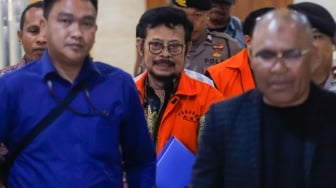 Tersangka Mantan Menteri Pertanian Syahrul Yasin Limpo (tengah) usai menjalani pemeriksaan di Bareskrim Mabes Polri, Jakarta, Kamis (11/1/2024). [Suara.com/Alfian Winanto]