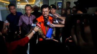 Tersangka Mantan Menteri Pertanian Syahrul Yasin Limpo (tengah) menemui awak media usai menjalani pemeriksaan di Bareskrim Mabes Polri, Jakarta, Kamis (11/1/2024). [Suara.com/Alfian Winanto]