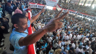 Sejumlah relawan mengacungkan simbol dua jari saat calon presiden nomor urut 2 Prabowo Subianto memberikan orasi politik di Kota Bengkulu, Bengkulu, Kamis (11/1/2024). [ANTARA FOTO/Muhammad Izfaldi/nz]