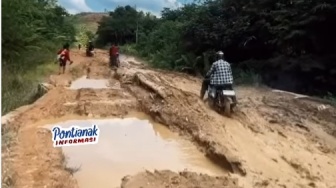 Viral Video Jalan di Bengkayang Rusak Parah Sejak 2006, Netizen Cari Bupati dan Anggota Dewan