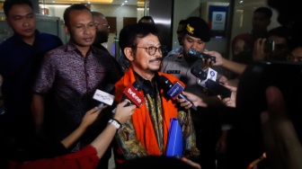 Tersangka Mantan Menteri Pertanian Syahrul Yasin Limpo (tengah) menemui awak media usai menjalani pemeriksaan di Bareskrim Mabes Polri, Jakarta, Kamis (11/1/2024). [Suara.com/Alfian Winanto]