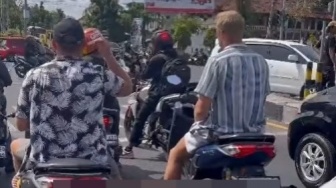 Viral Aksi Nyolot 2 WNA di Bali Acungkan Jari Tengah ke Kamera ETLE saat Kendarai Motor Tanpa Helm