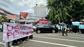 Sejumlah Mahasiswa Mustopo Beragama Bagikan Selebaran Tolak Politik Dinasti