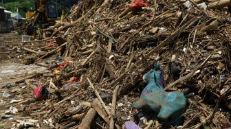 Penampakan sampah dari Kali Ciliwung yang akan diangkut ke mesin pencacah di tempat penyaringan sampah di TB Simatupang, Jakarta, Jumat (12/1/2024). [Suara.com/Alfian Winanto]