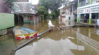 Banjir Sintang: Warga Rekreasi di Waterfront Sungai Durian, Camat Khawatir