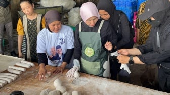 Harga Sagu Melambung, Istri Ganjar Sambangi Pabrik Pembuatan Kerupuk Kemplang Di Palembang