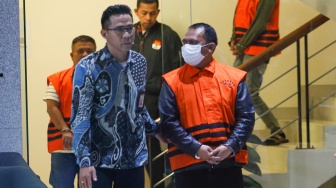 Tersangka Bupati Labuhanbatu Erik Adtrada Ritonga mengenakan rompi oranye usai menjalani pemeriksaan di Gedung Merah Putih KPK, Jakarta, Jumat (12/1/2024). [Suara.com/Alfian Winanto]