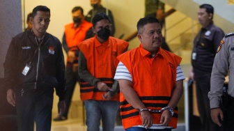 Para Tersangka lain OTT Bupati Labuhanbatu Erik Adtrada Ritonga mengenakan rompi oranye usai menjalani pemeriksaan di Gedung Merah Putih KPK, Jakarta, Jumat (12/1/2024). [Suara.com/Alfian Winanto]