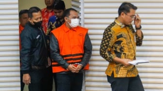 Tersangka Bupati Labuhanbatu Erik Adtrada Ritonga (tengah) dihadirkan saat konferensi pers di Gedung Merah Putih KPK, Jakarta, Jumat (12/1/2024). [Suara.com/Alfian Winanto]