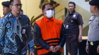 Tersangka Bupati Labuhanbatu Erik Adtrada Ritonga mengenakan rompi oranye usai menjalani pemeriksaan di Gedung Merah Putih KPK, Jakarta, Jumat (12/1/2024). [Suara.com/Alfian Winanto]