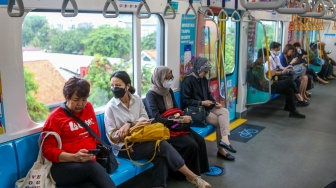 Penumpang berada di dalam kereta Moda Raya Terpadu (MRT) Jakarta, Sabtu (13/1/2024). [Suara.com/Alfian Winanto]