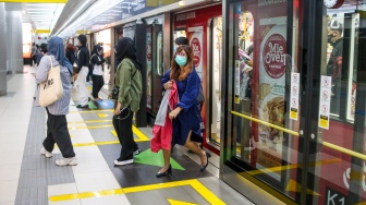 Penumpang turun dari dalam kereta Moda Raya Terpadu (MRT) Jakarta, Sabtu (13/1/2024). [Suara.com/Alfian Winanto]