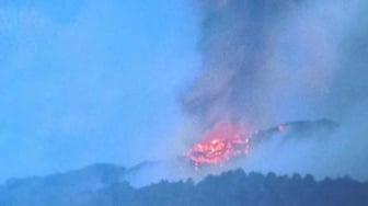 Erupsi Gunung Marapi Lontarkan Batu Api, Suara Dentuman Seperti Bom