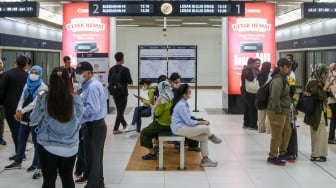 Penumpang berada di dalam kereta Moda Raya Terpadu (MRT) Jakarta, Sabtu (13/1/2024). [Suara.com/Alfian Winanto]