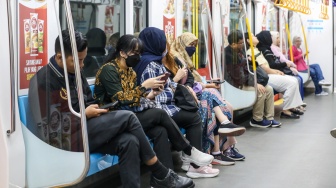 Penumpang berada di dalam kereta Moda Raya Terpadu (MRT) Jakarta, Sabtu (13/1/2024). [Suara.com/Alfian Winanto]