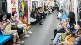 Penumpang berada di dalam kereta Moda Raya Terpadu (MRT) Jakarta, Sabtu (13/1/2024). [Suara.com/Alfian Winanto]