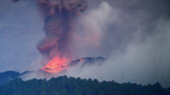 Gunung Marapi mengeluarkan batu panas saat erupsi terlihat dari Batang Silasiah, Nagari Bukik Batabuah, Agam, Sumatera Barat, Sabtu (13/1/2024) dini hari. [ANTARA FOTO/Iggoy el Fitra/nz]