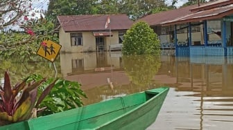 Banjir di Kapuas Hulu: Akses Jalan Terputus, Rumah Warga Terendam