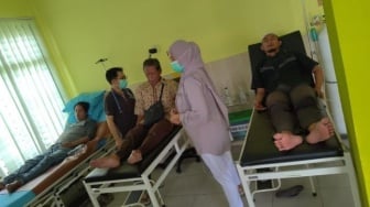 Diduga Keracunan Pesmol Tongkol, Puluhan Warga Ciomas Bogor Dilarikan ke Rumah Sakit