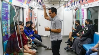 Penumpang berada di dalam kereta Moda Raya Terpadu (MRT) Jakarta, Sabtu (13/1/2024). [Suara.com/Alfian Winanto]