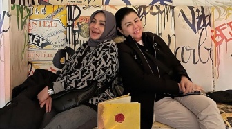 Jalin Persahabatan dengan Ibu Bams ex Samsons, Ini Momen Liburan Rieta Amalia Bareng Desiree Tarigan di Paris dan London