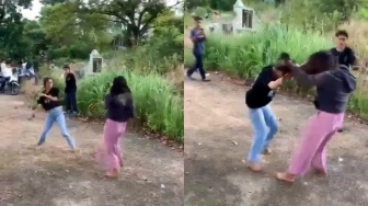 Nekat! Video 2 Remaja Putri Berkelahi Pakai Senjata Tajam Celurit