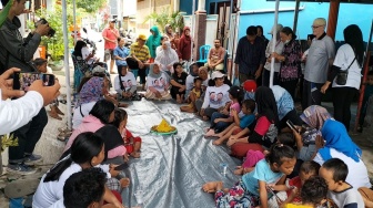 Relawan Prabowo-Gibran Bagi-bagi Makan Siang Gratis di Kandang 'Banteng'