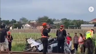 Niat Menyebrangi Perlintasan Kereta Api, Dua Orang Pengendara Mobil Tewas Terhantam di Prambanan