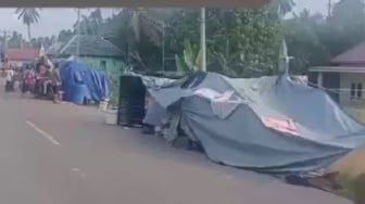 Rumah Terendam Banjir, Warga Muratara Bangun Tenda Darurat di Pinggir Jalinsum