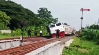 Penampakan KA Pandalungan yang Anjlok di Stasiun Tanggulangin, Warga Berjibun Menonton