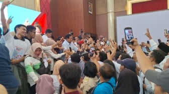 Bikin Riuh, Prabowo Dikerumuni untuk Selfie di Rapimnas KSPN: Joget Gemoy Tetap Curi Perhatian