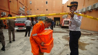 Aksi Heroik Pemandu Lagu 'Ochi', Lari-lari Bawa Apar saat Gedung New Orange Karaoke Tegal Terbakar