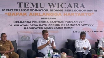 Menko Perekonomian Airlangga Ungkit Angka 2 dan 4 Saat Bagikan Beras di Manggarai Barat