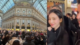 Karina aespa Disambut Lautan Penggemar saat Hadiri Milan Fashion Week Bersama Prada