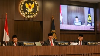 Ketua Dewan Kehormatan Penyelenggara Pemilu (DKPP) Heddy Lugito (tengah) memimpin sidang dugaan pelanggaran Kode Etik Penyelenggara Pemilu (KEPP) dengan teradu ketua dan anggota KPU RI di Ruang Sidang DKPP, Jakarta, Senin (15/1/2024). [Suara.com/Alfian Winanto]