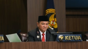 Ketua Dewan Kehormatan Penyelenggara Pemilu (DKPP) Heddy Lugito memimpin sidang dugaan pelanggaran Kode Etik Penyelenggara Pemilu (KEPP) dengan teradu ketua dan anggota KPU RI di Ruang Sidang DKPP, Jakarta, Senin (15/1/2024). [Suara.com/Alfian Winanto]