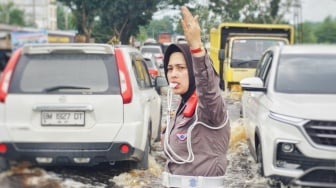 Cara Polwan Rara 'Kawal' Kendaraan di Tengah Kepungan Banjir Rokan Hilir