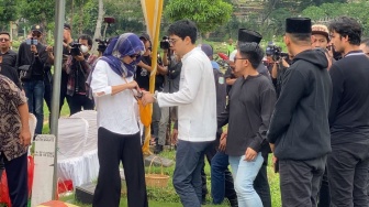 Maxime Bouttier Turun ke Liang Lahad Makamkan Ibunda, Luna Maya Langsung Lakukan Ini