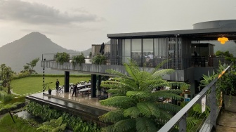 The Upper Clift Resort and Cafe, Destinasi Baru di Sentul yang Tawarkan Pemandangan Gunung 360 Derajat
