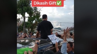 Anies Baswedan Banjir Hadiah dari Pendukung, Netizen: Kenapa Hasil Survei Tidak Menentu?