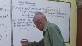 Kakek Pensiunan Guru Ini Ngajar Matematika Lewat TikTok, Berbagi Ilmu Gratis Demi Anak Bangsa!