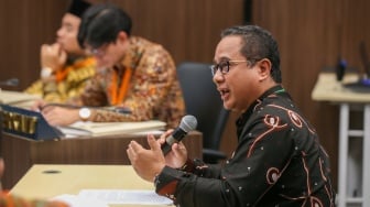 Saksi ahli yang dihadirkan pihak Pengadu, Guru Besar Fakultas Syariah dan Hukum Universitas Islam Negeri (UIN) Sunan Kalijaga Bandung, Ratno Lukito memberikan keterangan dalam sidang dugaan pelanggaran Kode Etik Penyelenggara Pemilu (KEPP) dengan teradu ketua dan anggota KPU RI di Ruang Sidang DKPP, Jakarta, Senin (15/1/2024). [Suara.com/Alfian Winanto]