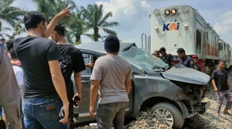 Mobil Innova Tertabrak Kereta Api di Tebing Tinggi, 1 Orang Tewas